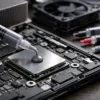 Нанесение термопасты на процессор из шприца для монтажа системы охлаждения