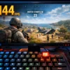 Геймерский монитор с PUBG, показывающий 144 FPS, и подсвеченная клавиша F8 на клавиатуре.